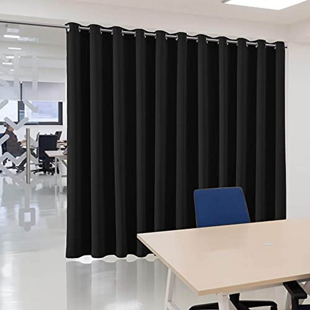 Cortina separadora de espacios negra en una oficina