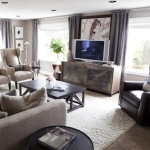 Cortinas acústicas insonorizantes en un luminoso salón para filtrar el ruido exterior