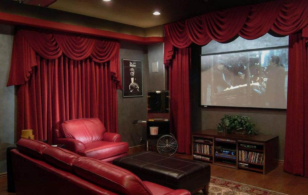 Cortinas de teatro en color burdeos en un cine en casa.