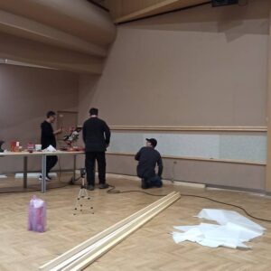Espuma Elitexa 200 kgm³ en una sala técnica, colocada de forma uniforme sobre la pared Espuma Elitexa 200 kgm³ en una sala técnica, colocada de forma uniforme sobre la pared