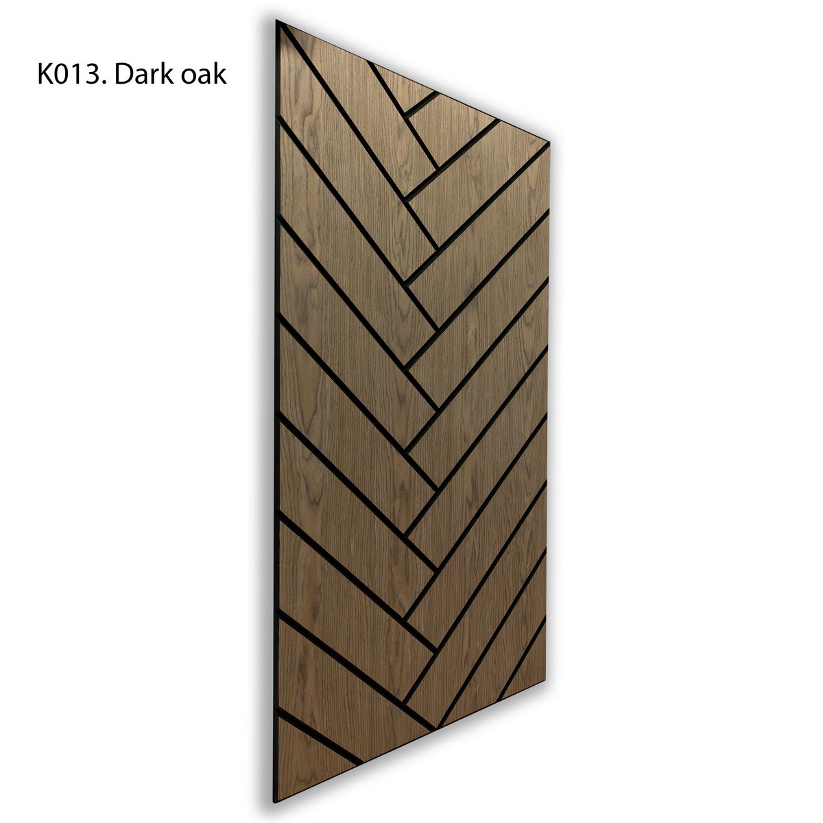 Panel Freja efecto parquet en roble oscuro detrás de un sofá claro, con una pared cálida y elegante