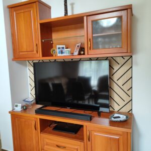 Panel Freja patrón en V en una zona TV con mueble flotante y luz indirecta Panel Freja patrón en V en una zona TV con mueble flotante y luz indirecta