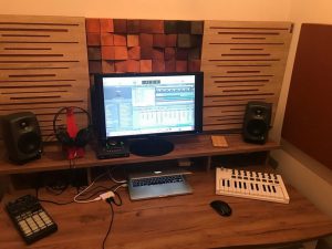 Panel acústico perfecto que absorbe el sonido en un pequeño estudio de la casa