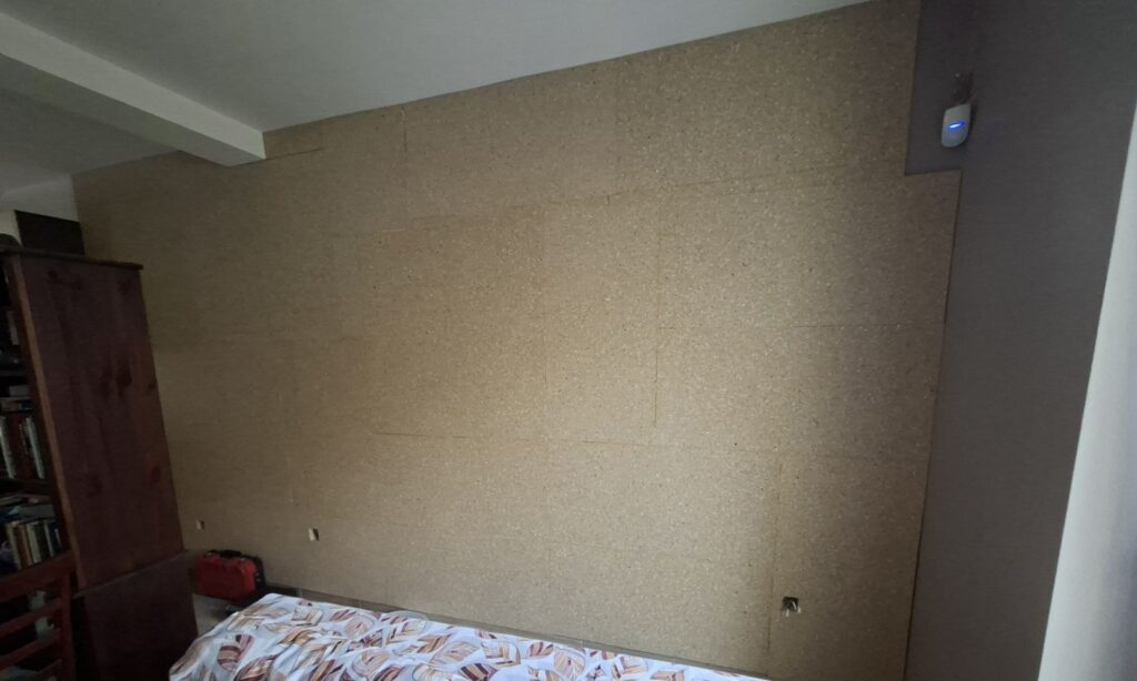 Pared recubierta de material de espuma insonorizante