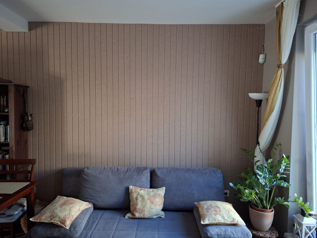 Pared recubierta de material de espuma insonorizante