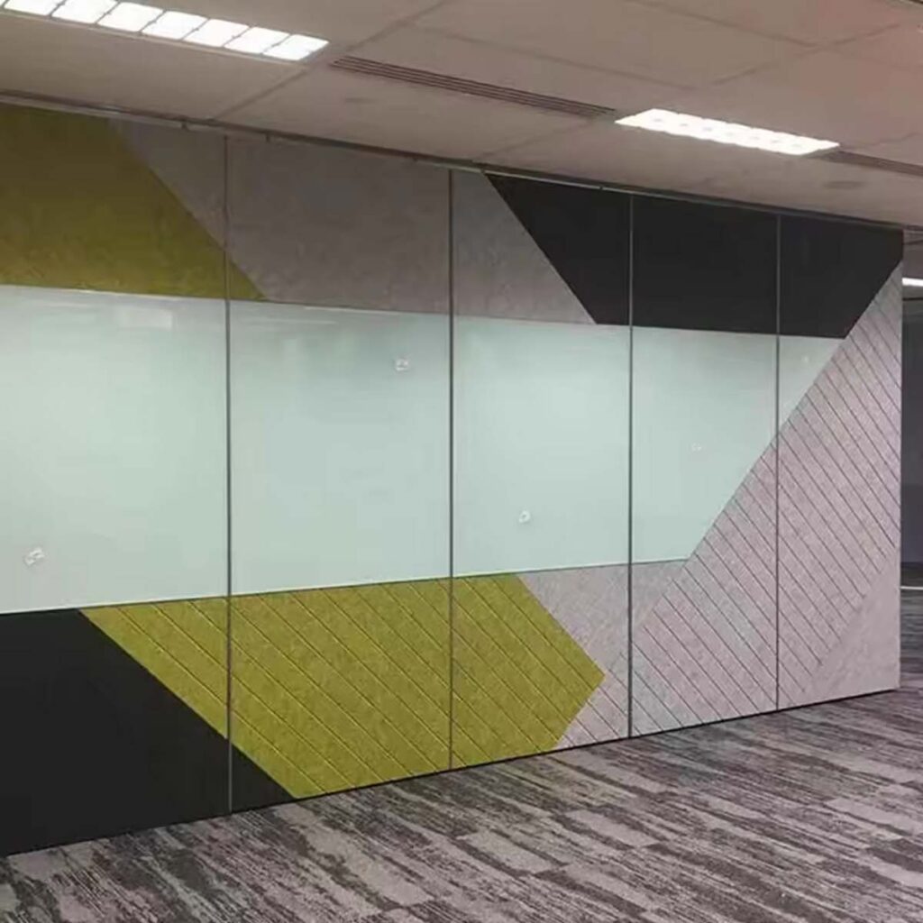 Placas de insonorizaciónpara oficinas con diseño a rayas en varios colores