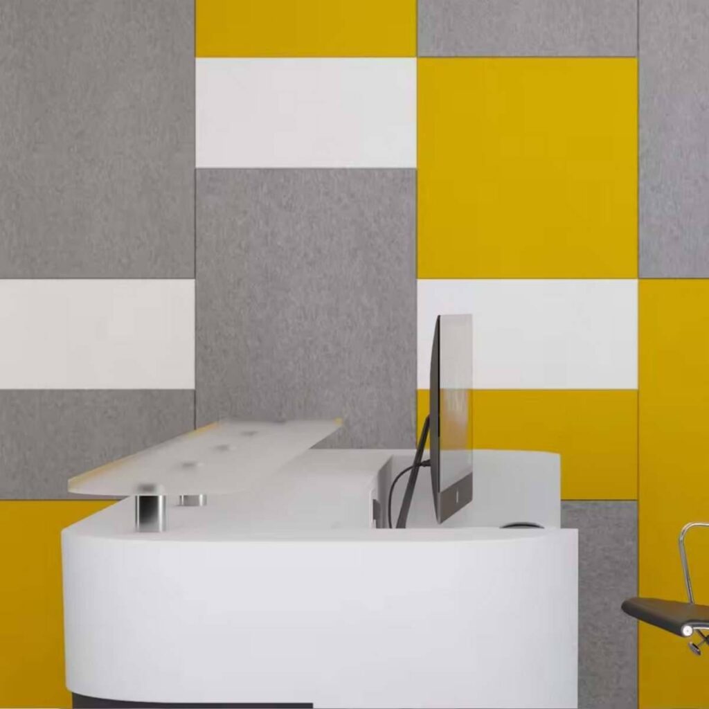 aislamiento acústico con paneles de fieltro para reducir el ruido en oficina