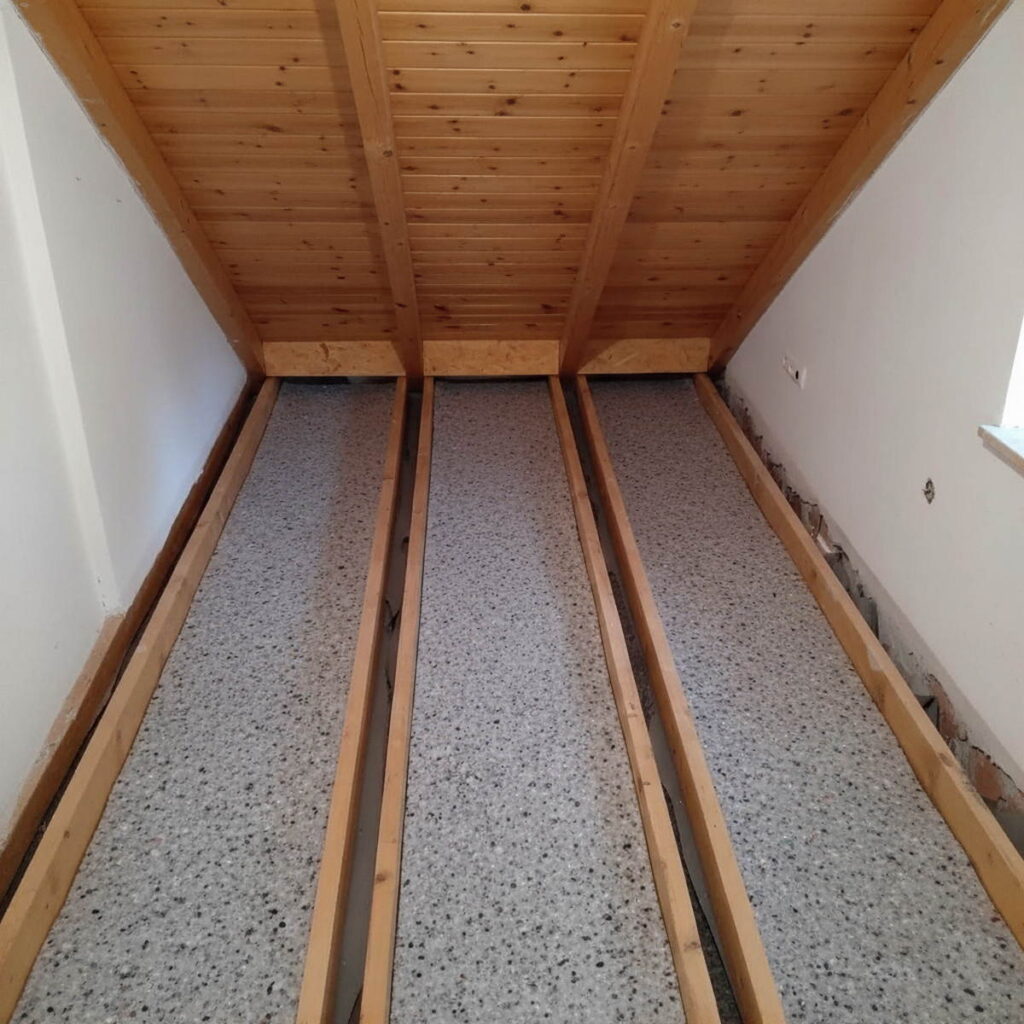 Aislamiento del techo en ático con vigas de madera