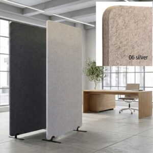 Divisor de ambientes acústico Bilnora de fieltro Silver, mostrado en una oficina moderna junto a una mampara gris oscura y con detalle ampliado de la textura del color Silver.