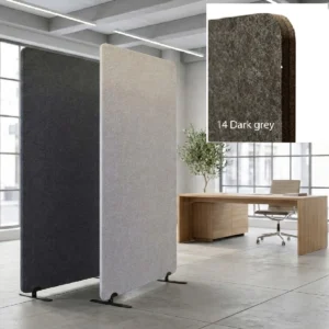 Mampara acústica Bilnora de fieltro en color Dark Grey, instalada como separador independiente en una oficina moderna y equipada con patas metálicas para una colocación estable.