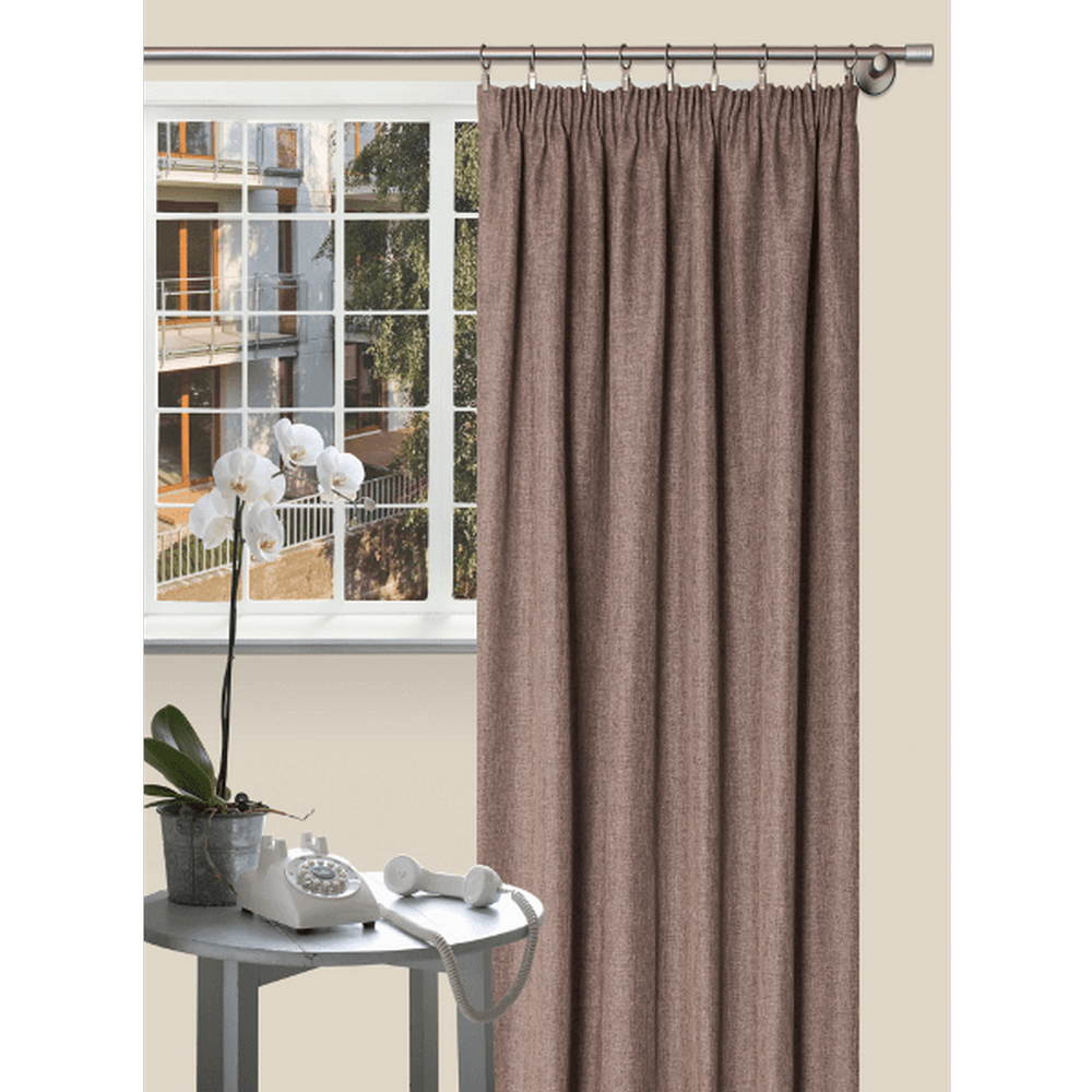 cortina acústica marrón claro en la sala de estar con una pared beige