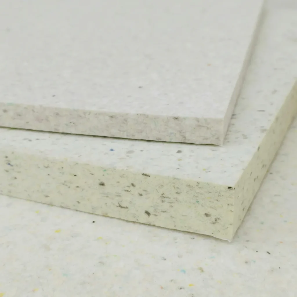 Detalle de paneles de espuma ignífuga Elitexa de 200 kg/m³ en espesores de 2 y 4 cm, mostrando la estructura densa y moteada del material.