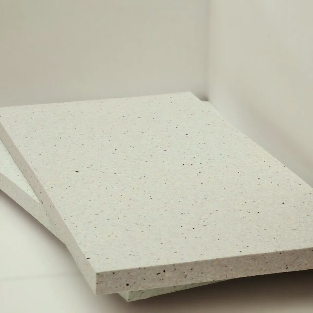 Paneles de espuma ignífuga Elitexa de 200 kg/m³ para techo en formato 100x50 cm, apilados para mostrar su superficie, grosor y textura compacta.