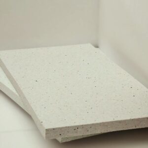 elitexa-panel-espuma-ignifuga-techo-100×50 Paneles de espuma ignífuga Elitexa de 200 kg/m³ para techo en formato 100x50 cm, apilados para mostrar su superficie, grosor y textura compacta.