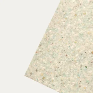 esponja-fonoabsorbente-tabiques-textura Primer plano de una esponja fonoabsorbente para tabiques con estructura fibrosa densa y superficie moteada formada por fibras recicladas de distintos colores.