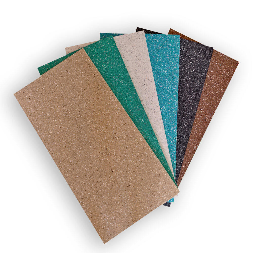 Conjunto de paneles de Elitexa espuma acústica de color presentados en abanico, con acabado moteado y varias tonalidades decorativas como beige, verde, blanco, azul, gris oscuro y marrón.