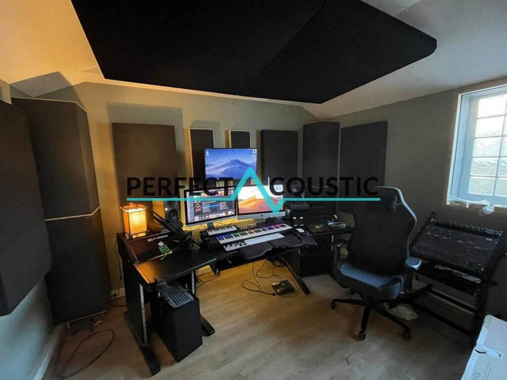 Estudio equipado con bass traps y paneles acústicos