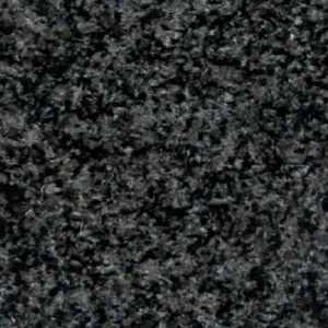 Primer plano del granito natural Africa Impala Dark, con una superficie oscura moteada en tonos negros y grises que muestra claramente su estructura mineral.