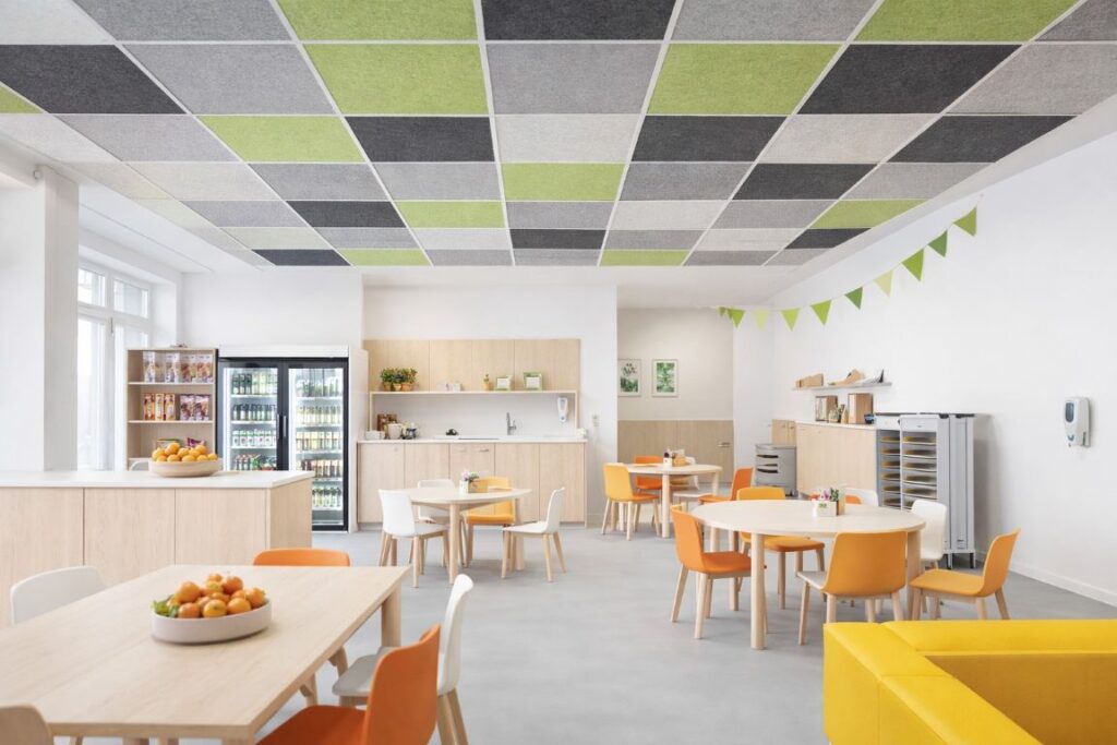 Insonorización delgada para techo con paneles cuadrados en comedor y oficina moderna