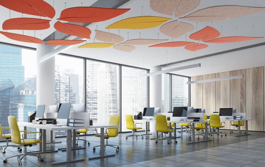 Nubes acústicas de techo en forma de hojas en una oficina moderna