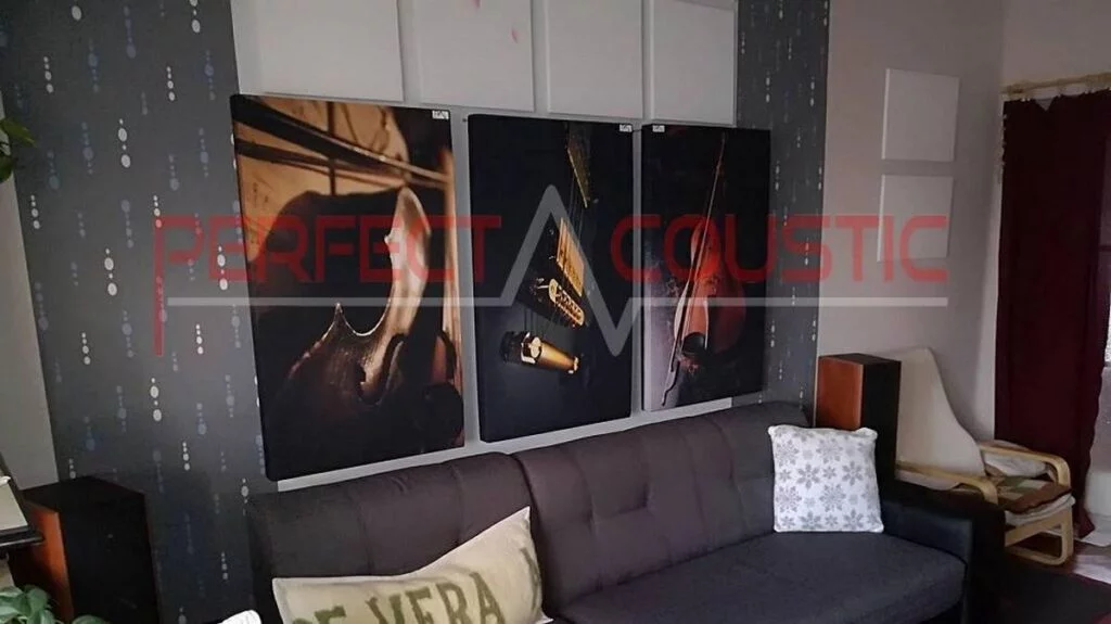 Cuadro acústico con impresión de violín en salón moderno