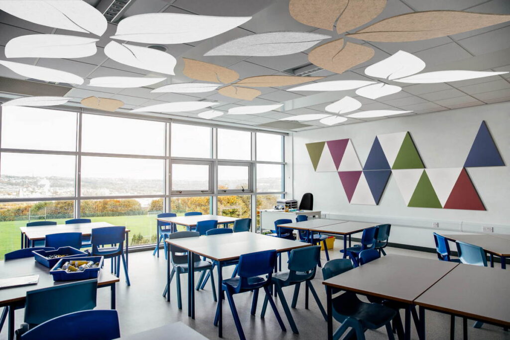 Paneles acústicos de techo en aula moderna