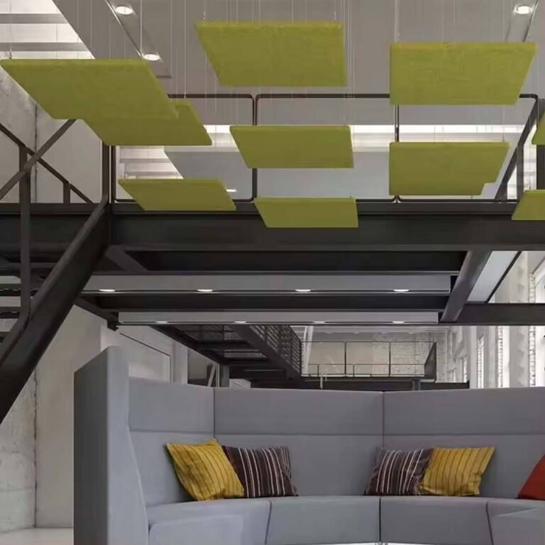 Paneles acústicos para techo colgantes en una vivienda tipo loft