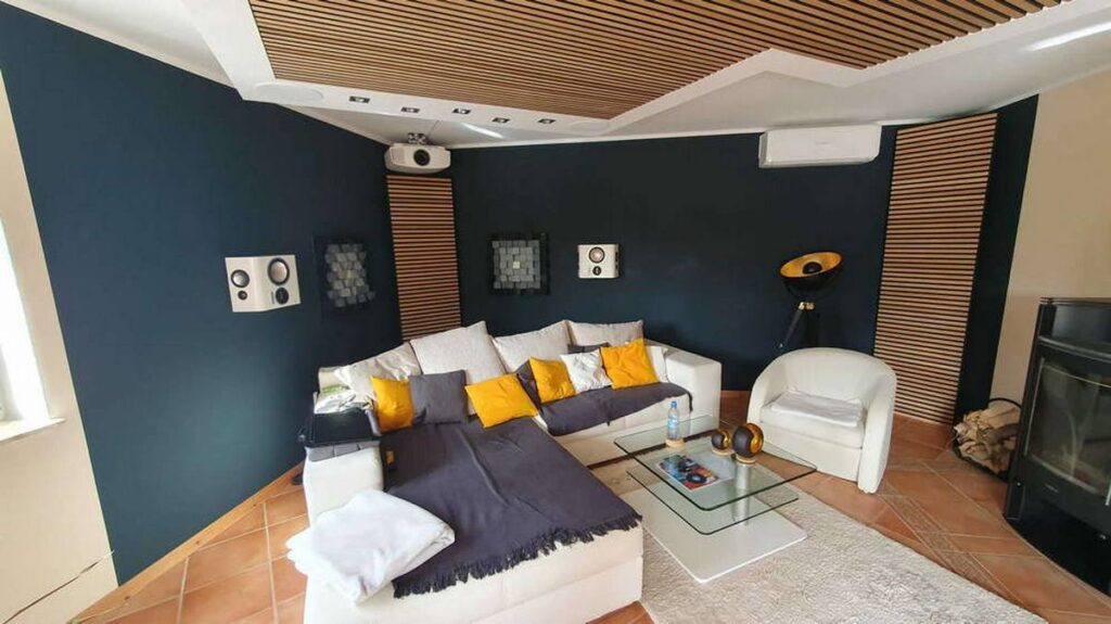 Paneles acústicos para techo con superficie de madera en un salón moderno