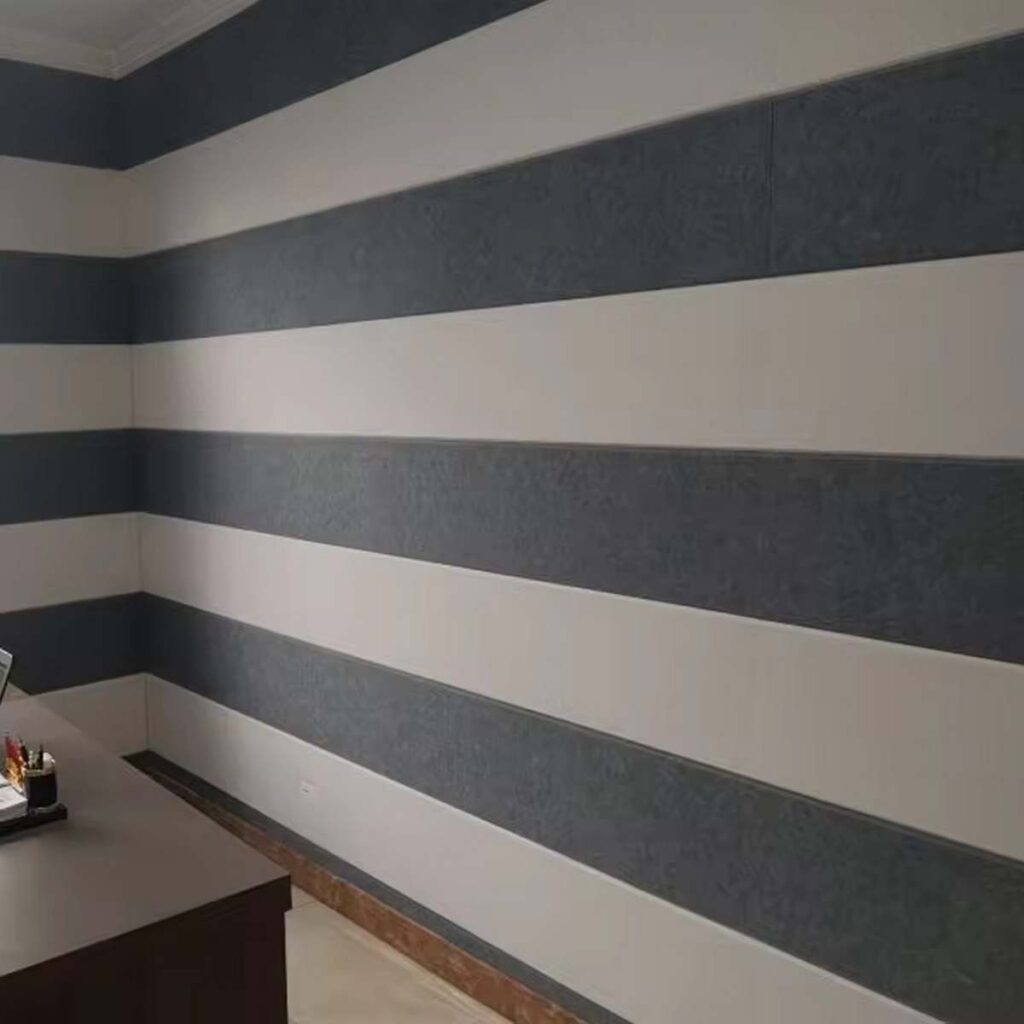 paneles aislantes negros y grises en una sala de conciertos