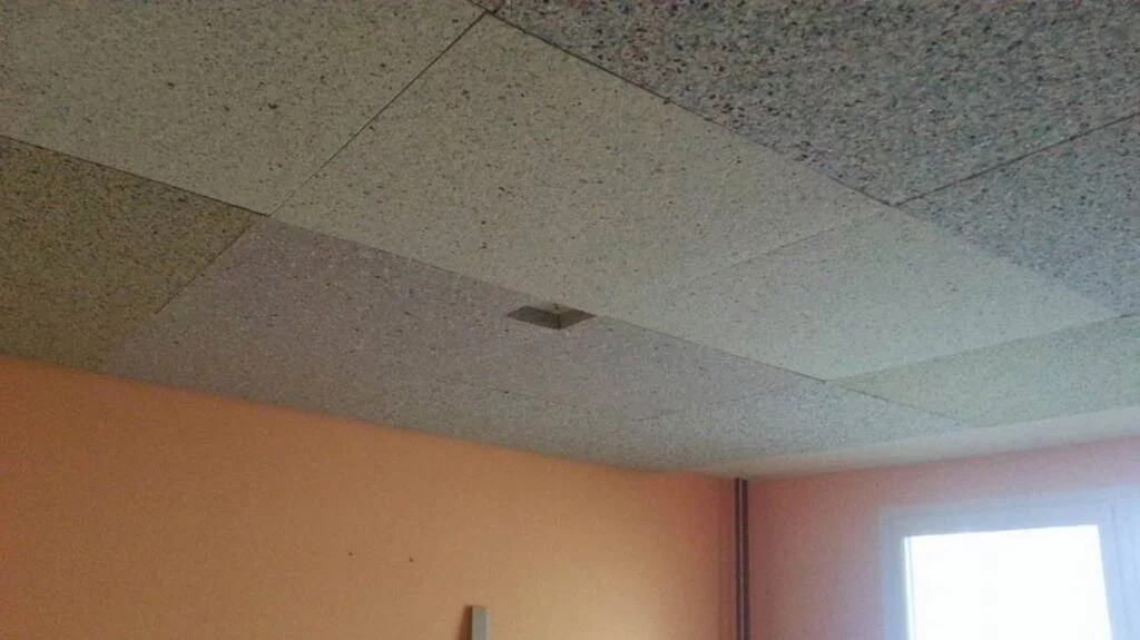 Paneles de techo instalados para aislamiento acústico del techo