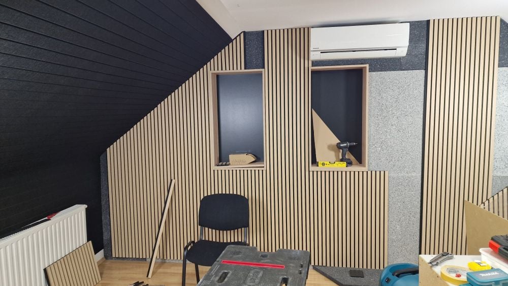 aislamiento acústico para techo para pegar con paneles Freja, Elitexa y Bilnora en estudio de podcast