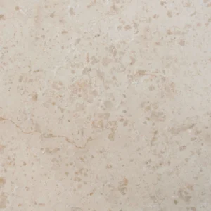 Primer plano de piedra caliza natural Kanafar en tono beige claro, con pequeñas inclusiones, variaciones cromáticas y vetas sutiles visibles en la superficie.