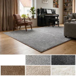 Moqueta Silent en color gris claro instalada en un salón con piano, acompañada de muestras de textura en gris claro, gris oscuro, beige medio, beige y blanco.