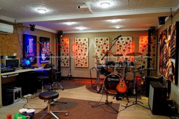 medición acústica de estudio y reparación acústica con paneles en la pared, instrumentos musicales en primer plano
