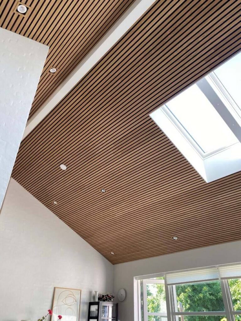 Techo de lamas de madera con aislamiento acústico integrado